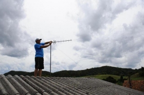 Mesmo investindo em um celular rural, que funciona com antena, o produtor Silvano Montineli enfrenta problemas para se comunicar
